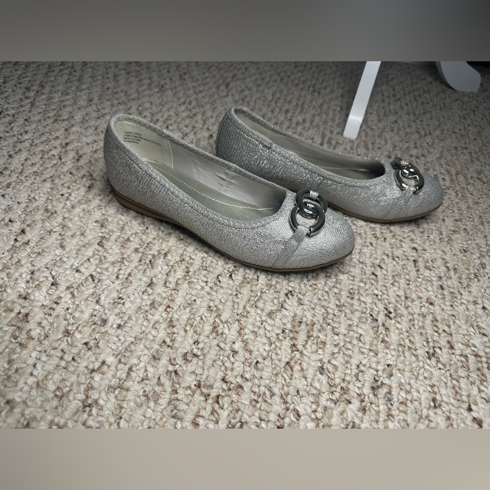 Karen Scott Silver Ballet Flats with Bow and Rounded Toe size 5M